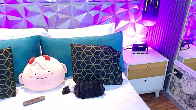 AdelineJhones online show from 06-10-26, 04:17
