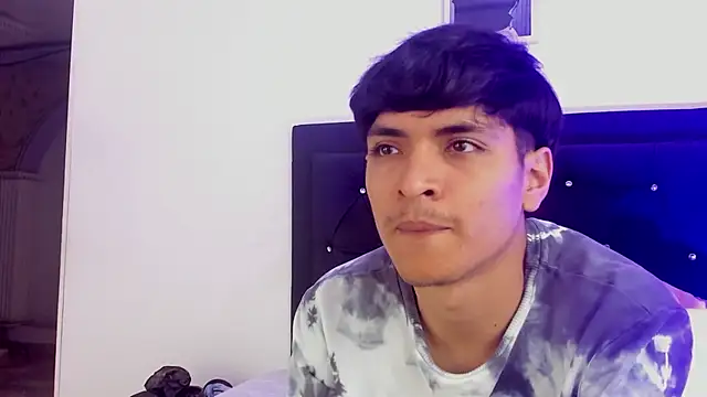 Snapshot of MATEO_URIBE chatting on 10-23-25, 04:12 MATEO URIBE online show from 10-23-25, 04:12