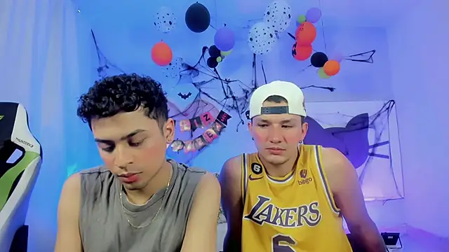 Snapshot of Twinks_boys_s chatting on 10-23-25, 03:17 Twinks boys s online show from 10-23-25, 03:17