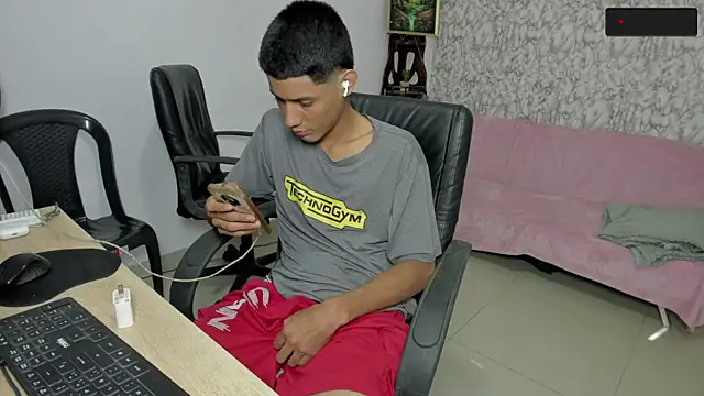 Snapshot of santos_desire chatting on 10-24-25, 03:25 santos desire online show from 10-24-25, 03:25