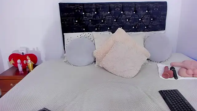RubyLuxeX online show from 06-15-26, 05:48