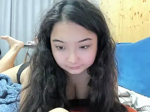 Snapshot of miomyao chatting on 10-24-25, 02:35 miomyao online show from 10-24-25, 02:35