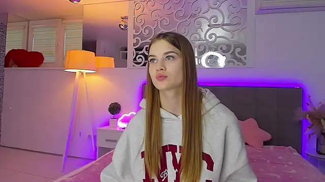 LuisaClover online show from 12-03-25, 01:20