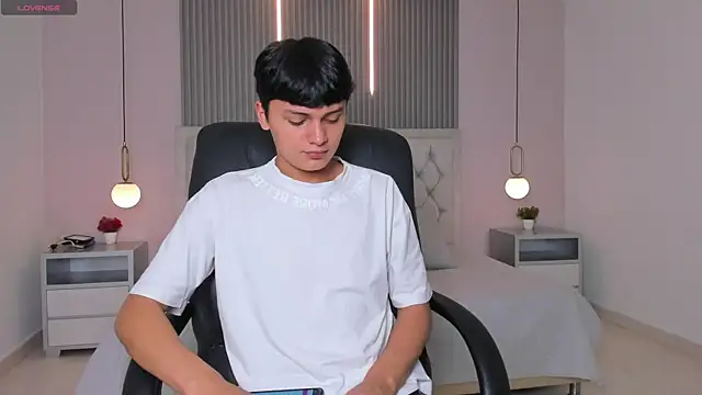 Maxii18  online show from 12-19-25, 06:15