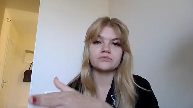 Snapshot of AuroraXRoses chatting on 10-23-25, 12:04 AuroraXRoses online show from 10-23-25, 12:04