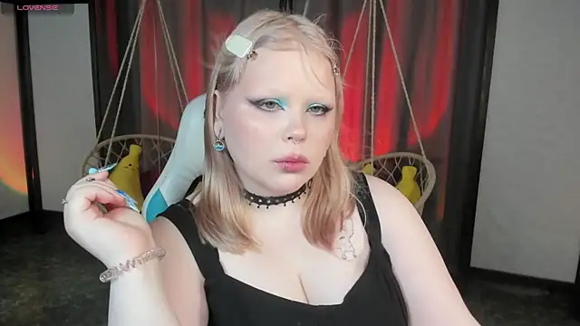 Snapshot of LottieReed chatting on 05-17-26, 12:12 LottieReed online show from 05-17-26, 12:12