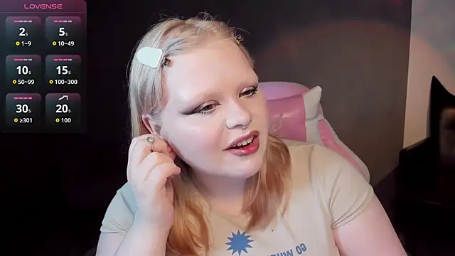Snapshot of LottieReed chatting on 05-21-26, 08:10 LottieReed online show from 05-21-26, 08:10