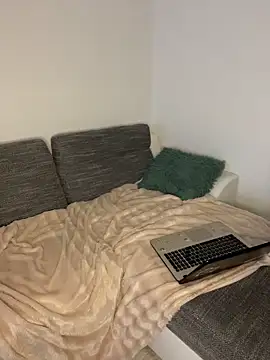 EllaMoonlight online show from 12-17-25, 10:10