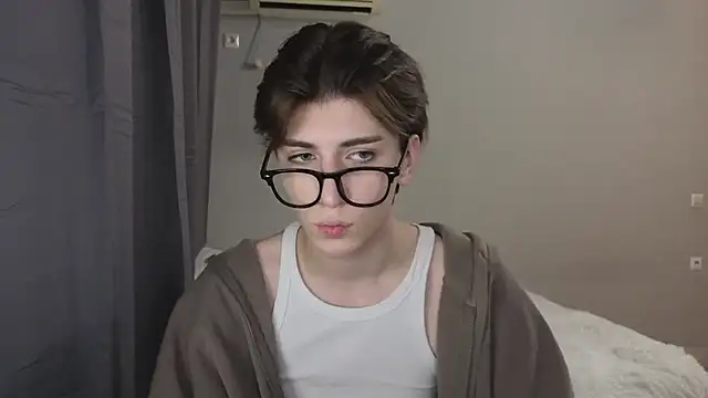 Snapshot of Oliver_star_boy_ chatting on 10-25-25, 04:35 Oliver star boy  online show from 10-25-25, 04:35