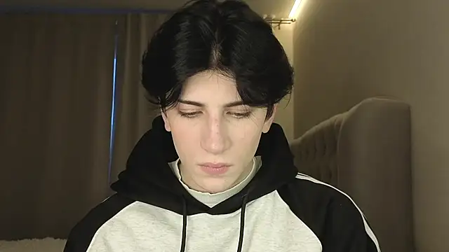 Oliver star boy  online show from 02-26-26, 02:49