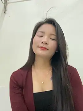 Snapshot of Bee_Yellow00 chatting on 10-25-25, 04:20 Bee Yellow00 online show from 10-25-25, 04:20