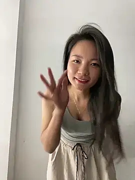 Snapshot of Bee_Yellow00 chatting on 10-28-25, 05:04 Bee Yellow00 online show from 10-28-25, 05:04