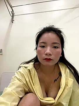 Snapshot of Bee_Yellow00 chatting on 10-29-25, 05:10 Bee Yellow00 online show from 10-29-25, 05:10