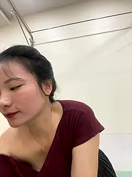 Snapshot of Bee_Yellow00 chatting on 10-30-25, 05:20 Bee Yellow00 online show from 10-30-25, 05:20