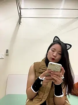 Bee Yellow00 online show from 11-28-25, 04:48