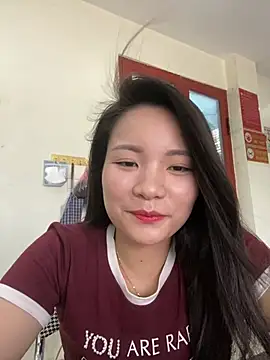 Bee Yellow00 online show from 06-23-26, 04:54