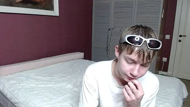 Snapshot of R__G__ chatting on 10-27-25, 12:53 R  G   online show from 10-27-25, 12:53