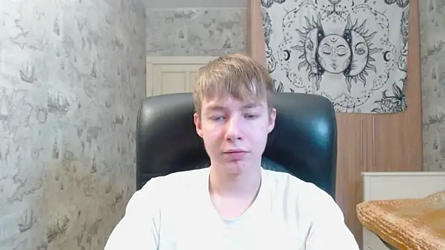 Snapshot of R__G__ chatting on 10-28-25, 05:04 R  G   online show from 10-28-25, 05:04