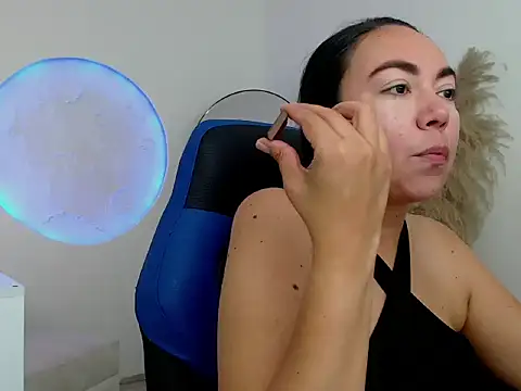 Yadis hot online show from 11-11-25, 08:53