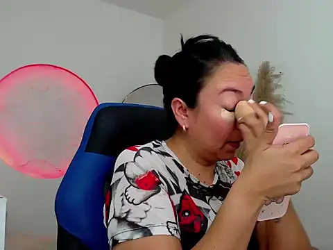 Yadis hot online show from 11-18-25, 08:46