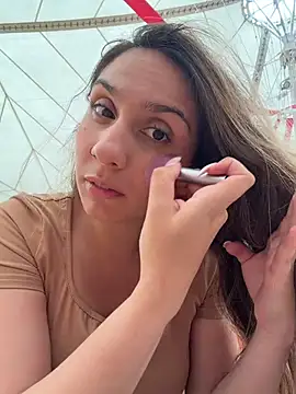 sarah honey   online show from 12-18-25, 04:02