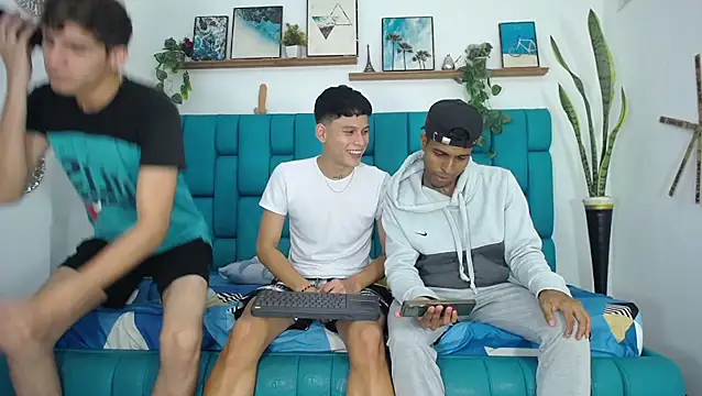 Hot Boys Latinos X online show from 11-13-25, 10:08