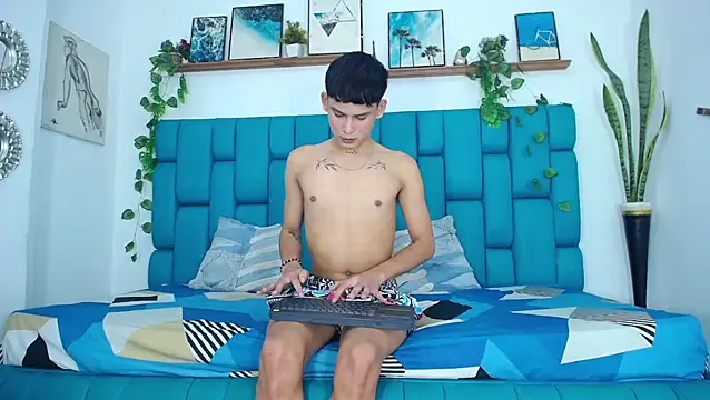 Hot Boys Latinos X online show from 11-19-25, 10:21