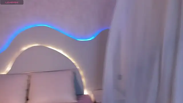 EmiliClarke online show from 01-13-26, 07:41