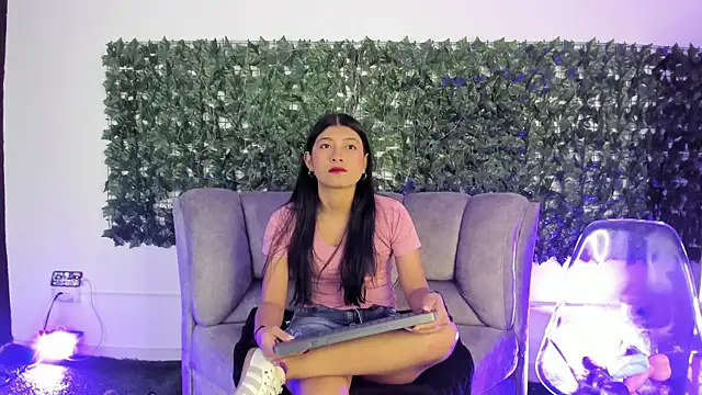 YeseniaRodriguez3 online show from 07-06-26, 12:46