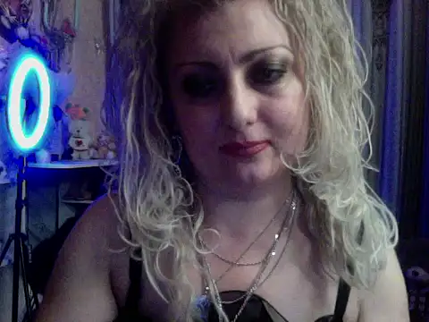 Snapshot of xHot_Amazonq chatting on 10-26-25, 06:14 xHot Amazonq online show from 10-26-25, 06:14