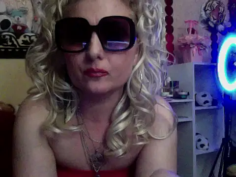 Snapshot of xHot_Amazonq chatting on 11-29-25, 10:24 xHot Amazonq online show from 11-29-25, 10:24