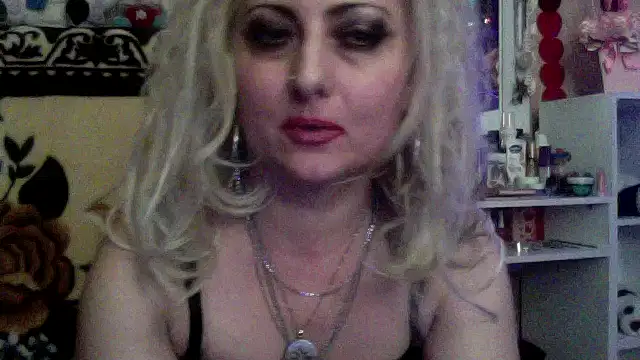 Snapshot of xHot_Amazonq chatting on 12-14-25, 11:42 xHot Amazonq online show from 12-14-25, 11:42