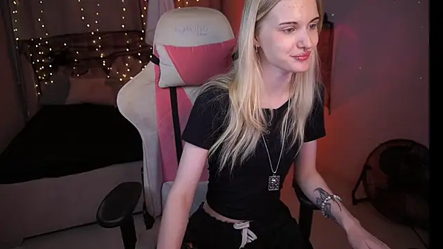 MonicaVelen online show from 10-29-25, 06:48