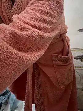 Snapshot of flo_emillia chatting on 10-28-25, 04:42 flo emillia online show from 10-28-25, 04:42