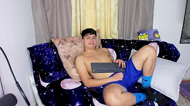 Snapshot of the_boy_king016 chatting on 11-01-25, 03:47 the boy king016 online show from 11-01-25, 03:47