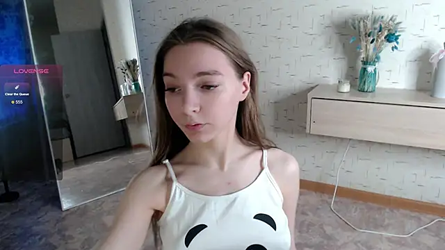 Snapshot of miragge_ chatting on 10-28-25, 12:03 miragge online show from 10-28-25, 12:03