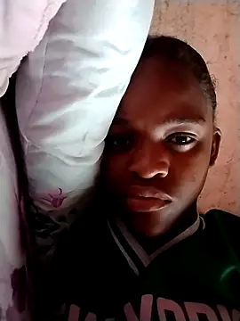 Snapshot of Blondecurv24 chatting on 10-28-25, 02:31 Blondecurv24 online show from 10-28-25, 02:31