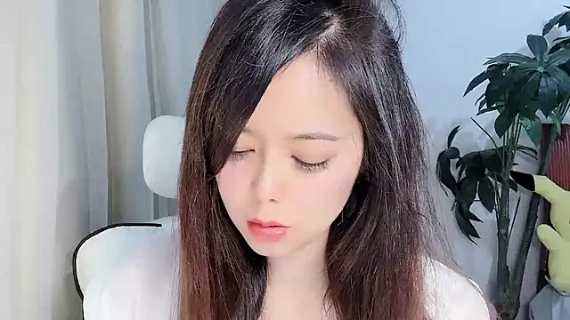 Snapshot of Tangt- chatting on 12-18-25, 01:06 Tangt- online show from 12-18-25, 01:06