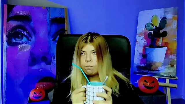 Snapshot of EvaDarc chatting on 10-28-25, 07:56 EvaDarc online show from 10-28-25, 07:56