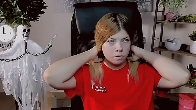 Snapshot of EvaDarc chatting on 10-29-25, 11:45 EvaDarc online show from 10-29-25, 11:45