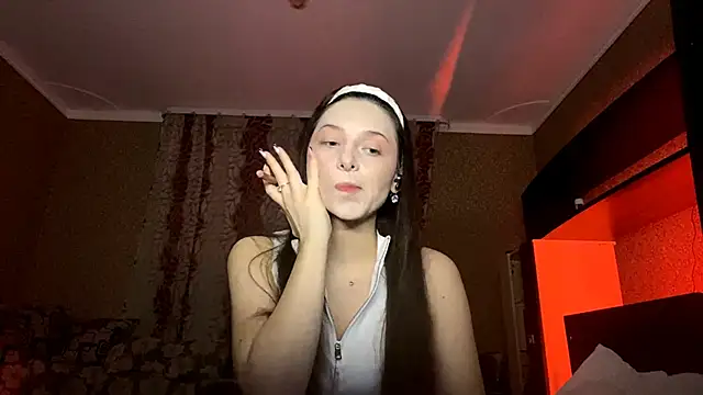 Snapshot of Poly_Falkony chatting on 10-29-25, 03:14 Poly Falkony online show from 10-29-25, 03:14