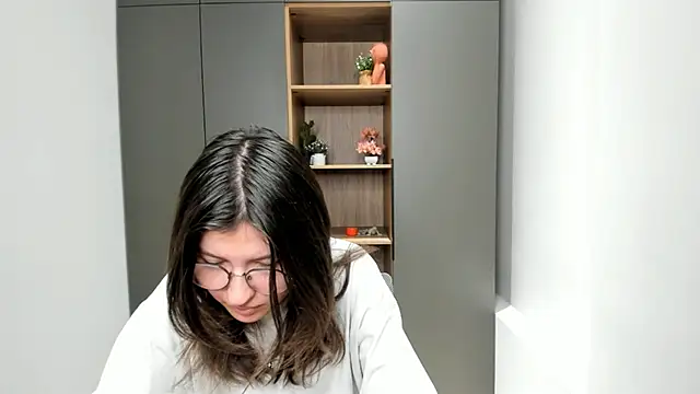 VickieChantos online show from 10-29-25, 04:48