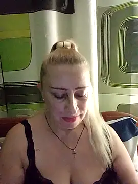 Snapshot of Esenia505 chatting on 12-20-25, 01:56 Esenia505 online show from 12-20-25, 01:56