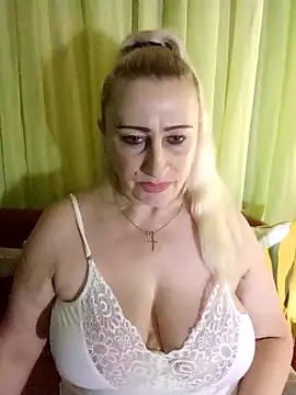 Snapshot of Esenia505 chatting on 02-01-26, 07:40 Esenia505 online show from 02-01-26, 07:40