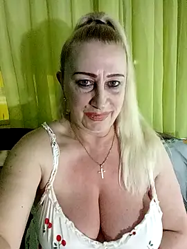 Snapshot of Esenia505 chatting on 05-05-26, 01:41 Esenia505 online show from 05-05-26, 01:41