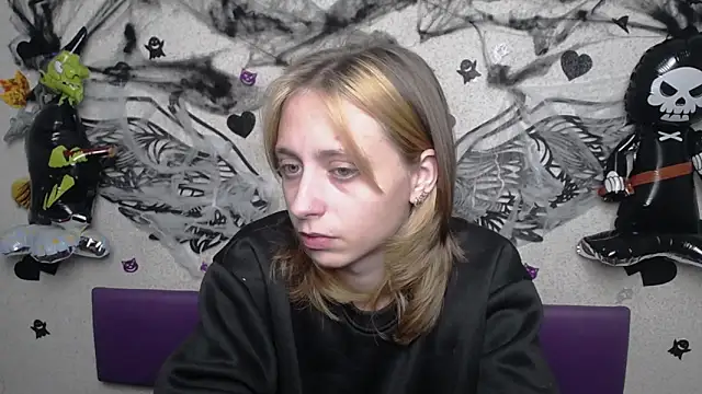 Snapshot of TracyLll chatting on 10-29-25, 02:41 TracyLll online show from 10-29-25, 02:41