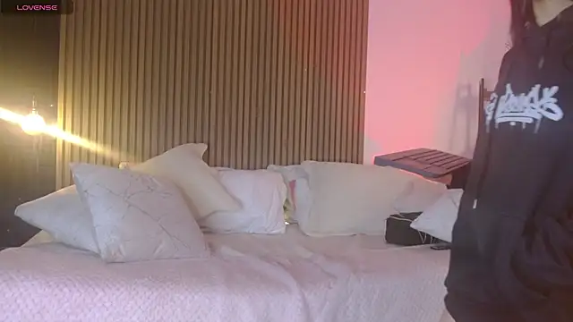 Skay bluee online show from 10-29-25, 01:24