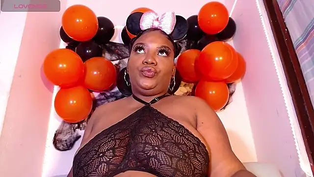 Snapshot of julieth_brown1 chatting on 10-29-25, 10:44 julieth brown1 online show from 10-29-25, 10:44