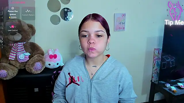 Snapshot of Emma_boo chatting on 02-17-26, 03:40 Emma boo online show from 02-17-26, 03:40