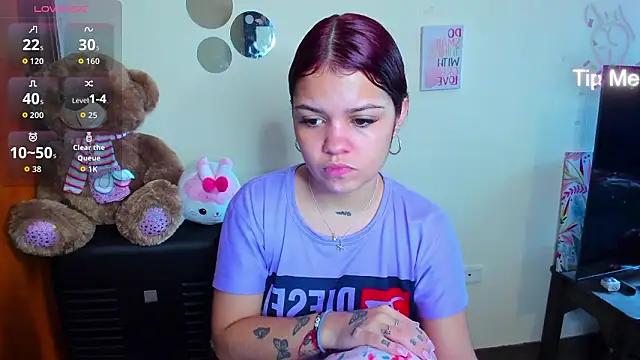 Snapshot of Emma_boo chatting on 02-19-26, 02:35 Emma boo online show from 02-19-26, 02:35